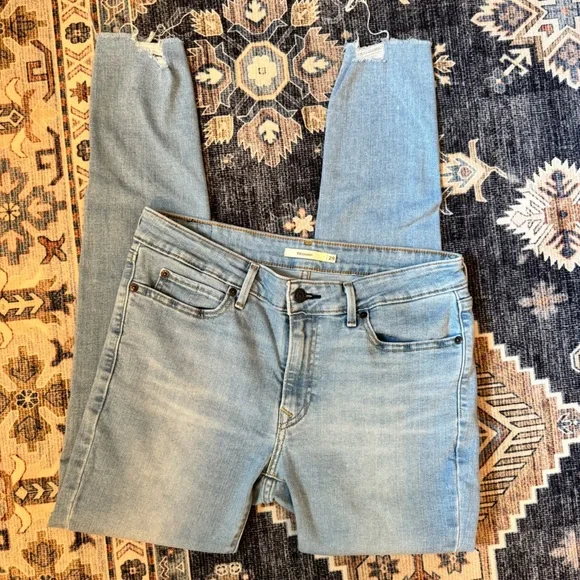 Levi’s 711 Skinny Women’s Jeans Light Wash Distressed Hem Size 29 - Picture 3 of 16
